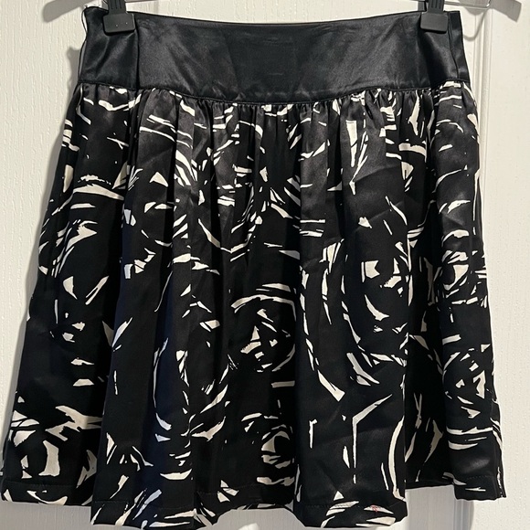 Kate Hill Dresses & Skirts - Kate Hill 100% Silk Size 2 Black & White skirt